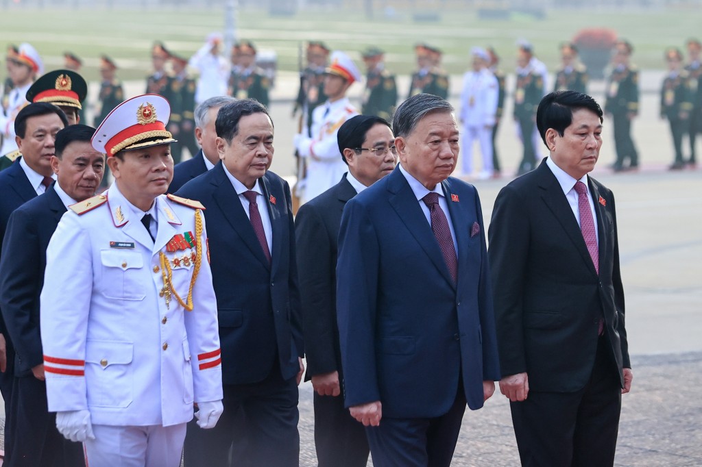 Các đồng chí lãnh đạo Đảng, Nhà nước và đại biểu dự Đại hội Đảng lần thứ XIV do Tổng Bí thư Tô Lâm dẫn đầu đặt vòng hoa, viếng Chủ tịch Hồ Chí Minh