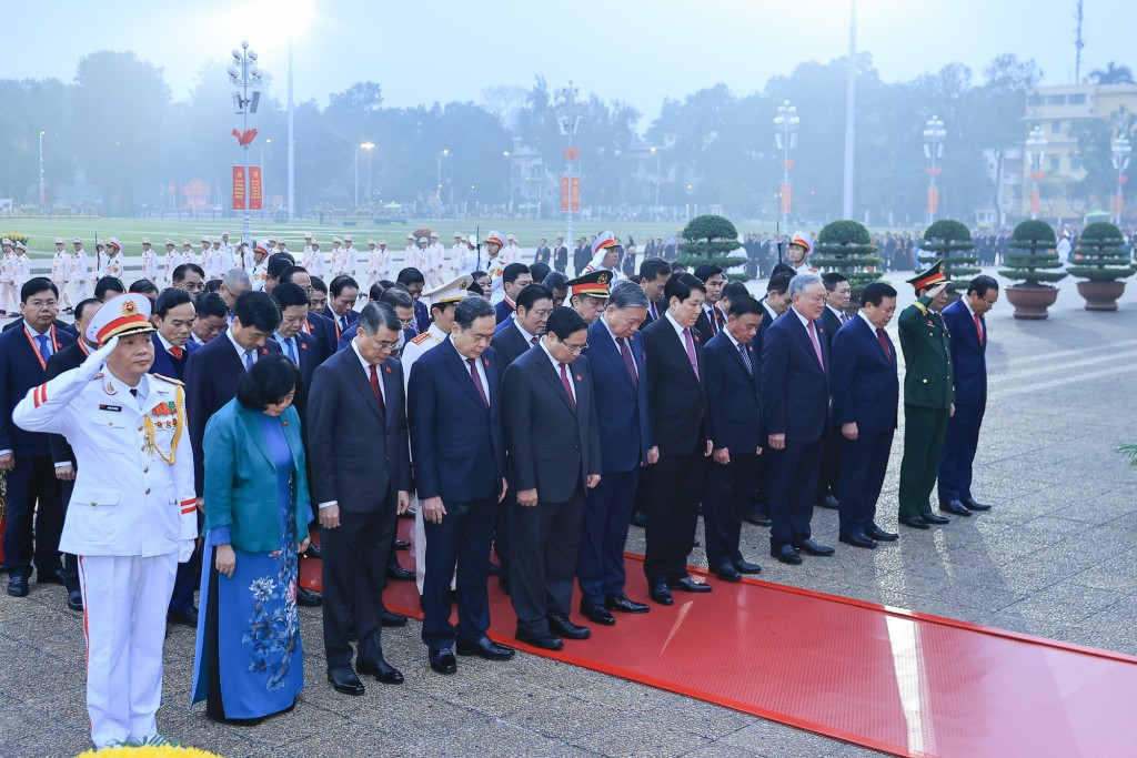 Các đồng chí lãnh đạo Đảng, Nhà nước và đại biểu dự Đại hội Đảng lần thứ XIV do Tổng Bí thư Tô Lâm dẫn đầu đặt vòng hoa, viếng Chủ tịch Hồ Chí Minh