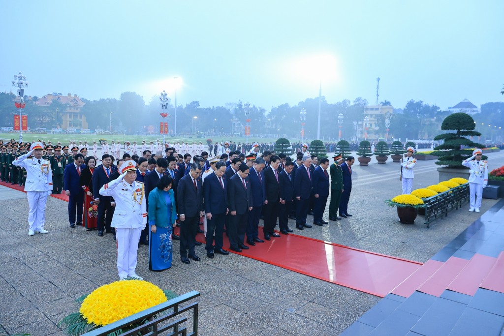 Các đồng chí lãnh đạo Đảng, Nhà nước và đại biểu dự Đại hội Đảng XIV do Tổng Bí thư Tô Lâm dẫn đầu đặt vòng hoa, viếng Chủ tịch Hồ Chí Minh