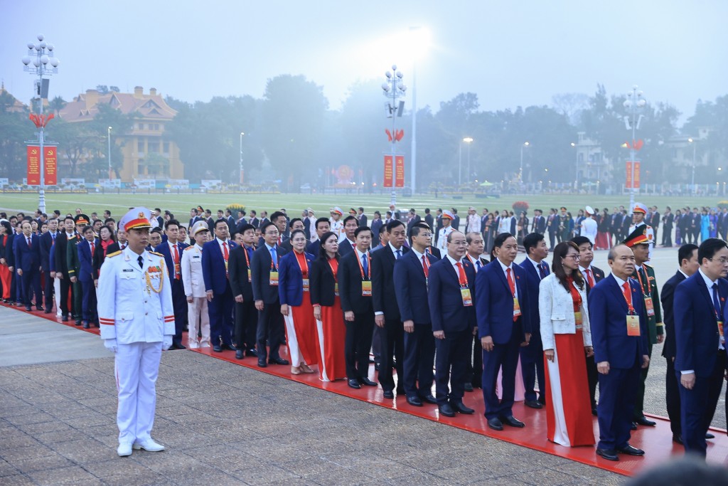 Các đại biểu vào Lăng viếng Chủ tịch Hồ Chí Minh