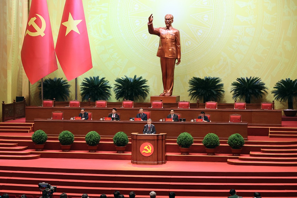 Đồng chí Lê Minh Hưng, Ủy viên Bộ Chính trị, Bí thư Trung ương Đảng, Trưởng Ban Tổ chức Trung ương báo cáo tiếp thu ý kiến các đoàn đại biểu góp ý vào quy chế làm việc của Đại hội và toàn văn dự thảo Quy chế làm việc đã tiếp thu ý kiến các đoàn đại biểu