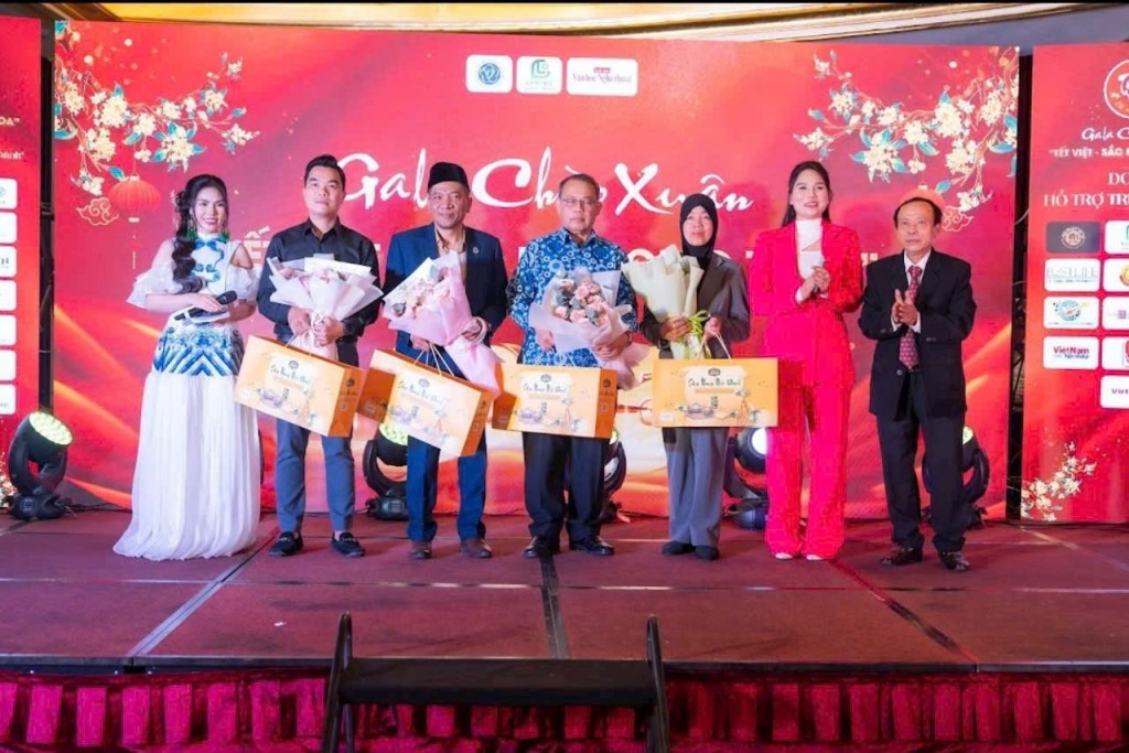 Quà Tết Sâm Tổ Núi Dành dùng tặng đại sứ quán các nước