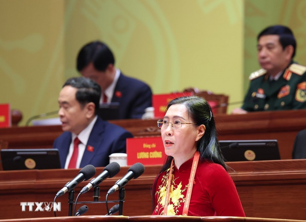 Đồng chí Bùi Thị Quỳnh Vân, Ủy viên Đoàn Thư ký Đại hội đọc Thông báo về thư, điện chúc mừng của các chính đảng, tổ chức và bạn bè quốc tế gửi Đại hội. (Ảnh: TTXVN)