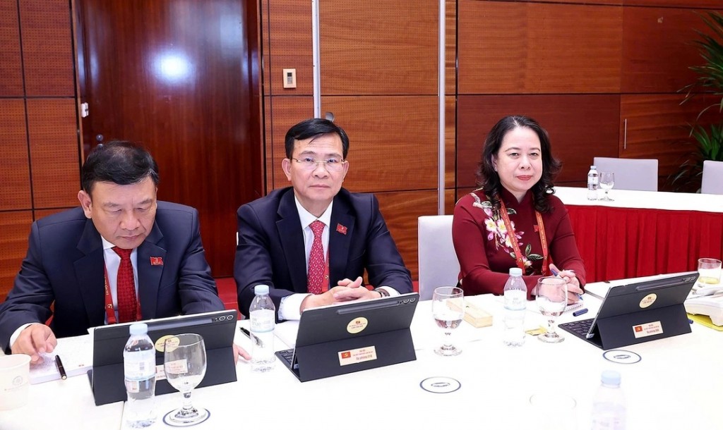 Ủy viên Trung ương Đảng, Phó chủ tịch nước Võ Thị Ánh Xuân và Đoàn Đảng bộ tỉnh Lâm Đồng thảo luận tại đoàn