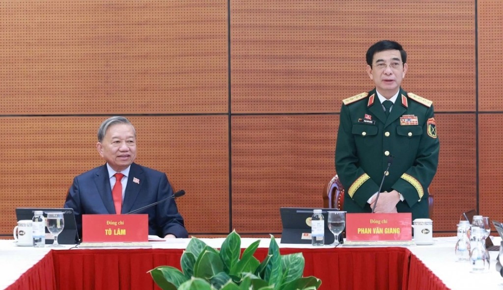 Đại tướng Phan Văn Giang, Ủy viên Bộ Chính trị, Phó Bí thư Quân ủy Trung ương, Bộ trưởng Bộ Quốc phòng phát biểu thảo luận tại Đoàn