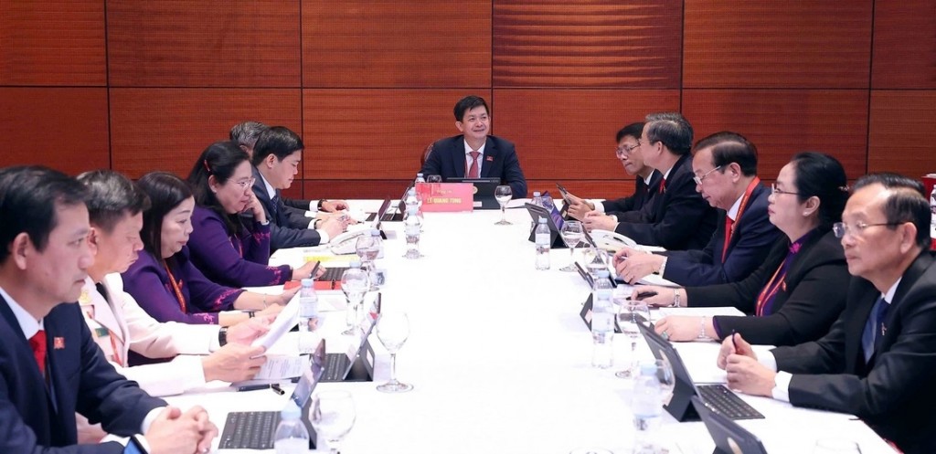 Đoàn đại biểu Đảng bộ thành phố Cần Thơ thảo luận các văn kiện Đại hội tại đoàn