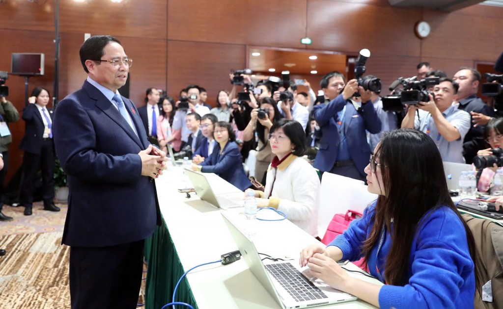 Thủ tướng Phạm Minh Chính thăm hỏi về điều kiện tác nghiệp và sinh hoạt của các phóng viên trong thời gian diễn ra Đại hội