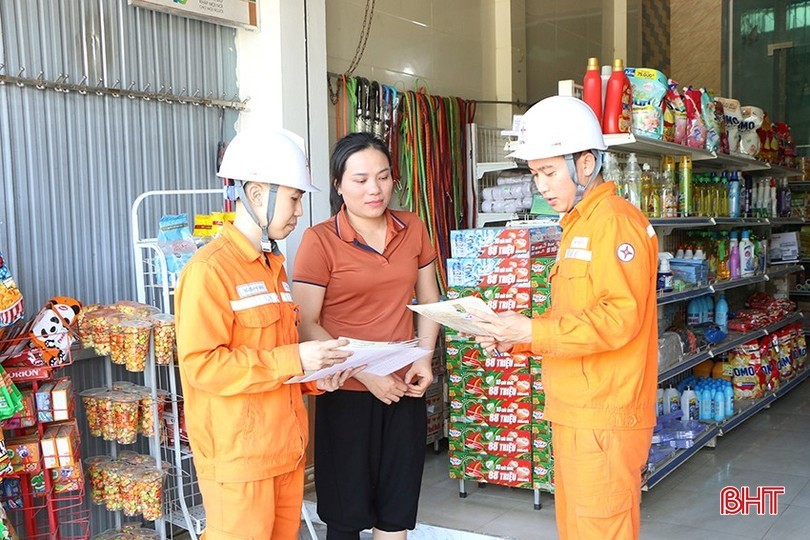 Công ty Điện lực Hà Tĩnh đang tập trung triển khai phương án cấp điện an toàn, ổn định; đẩy mạnh tuyên truyền an toàn điện, phòng ngừa sự cố, phục vụ Nhân dân vui Tết, đón Xuân