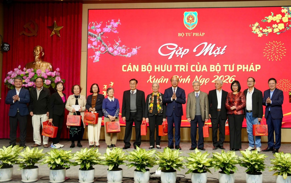 Kỷ niệm mùa xuân 2026, lãnh đạo Bộ Tư pháp gặp mặt, cảm ơn cán bộ nghỉ hưu