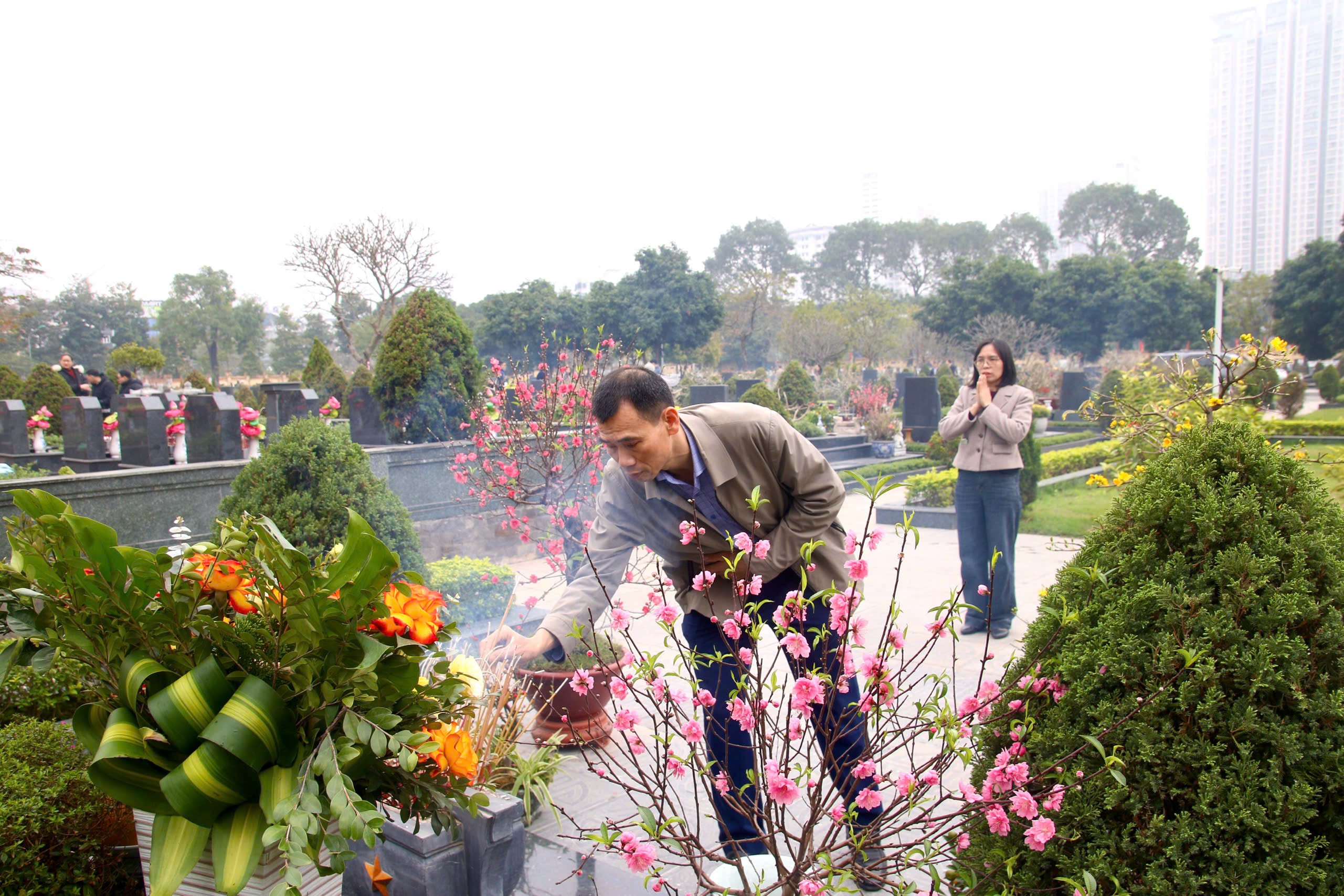 Tạp chí Dân chủ và Pháp luật dâng hương tri ân các anh hùng liệt sỹ nhân dịp Xuân Bính Ngọ năm 2026