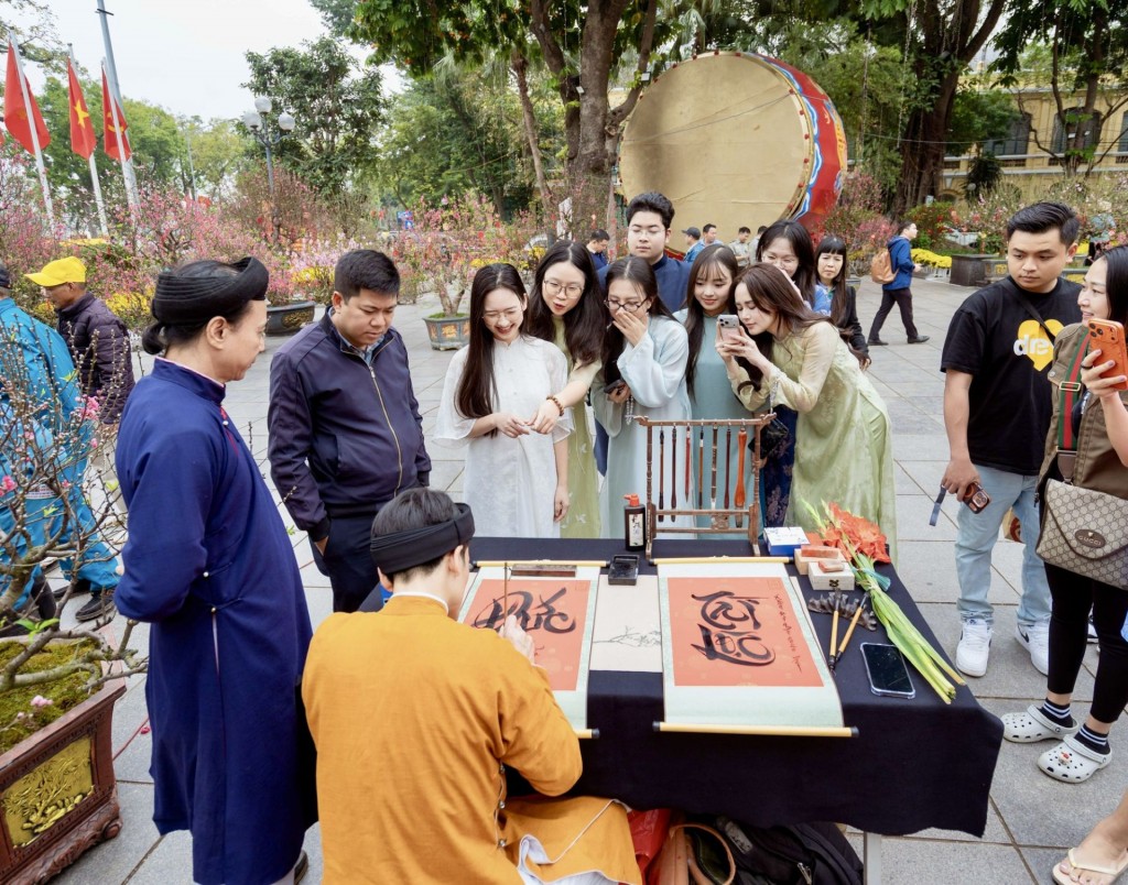 Du khách trải nghiệm xin chữ đầu xuân tại Không gian hoa xuân Lý Thái Tổ ở Hà Nội dịp Tết Nguyên đán Bính Ngọ 2026