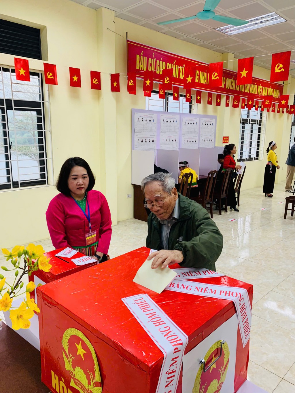 Cử tri cao tuổi háo hức đi bầu cử từ sớm: Gửi gắm niềm tin qua từng lá phiếu