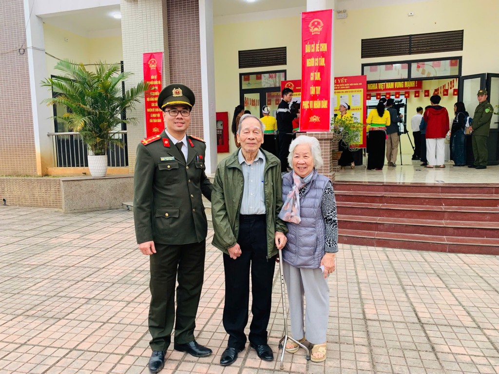 Cử tri cao tuổi háo hức đi bầu cử từ sớm: Gửi gắm niềm tin qua từng lá phiếu