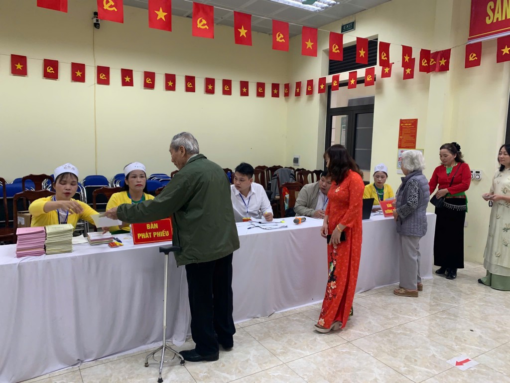 Cử tri cao tuổi háo hức đi bầu cử từ sớm: Gửi gắm niềm tin qua từng lá phiếu