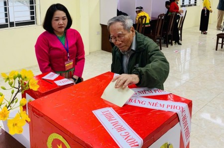 Cử tri cao tuổi háo hức đi bầu cử từ sớm: Gửi gắm niềm tin qua từng lá phiếu