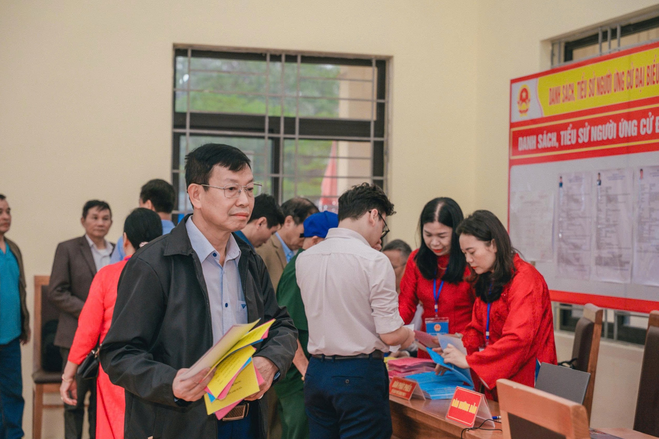 Cử tri cả nước thực hiện quyền dân chủ trong công tác bầu cử