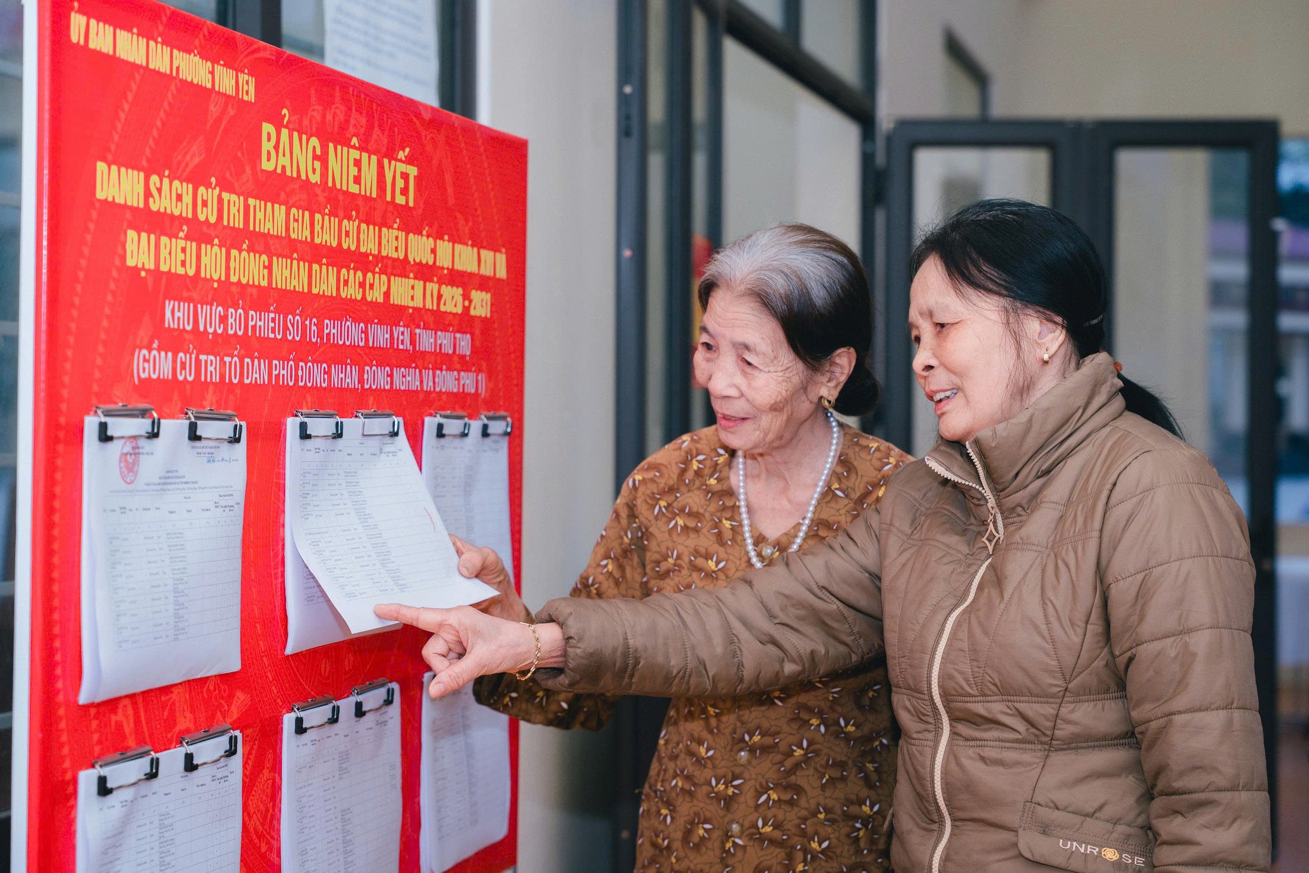 Cử tri cả nước thực hiện quyền dân chủ trong công tác bầu cử