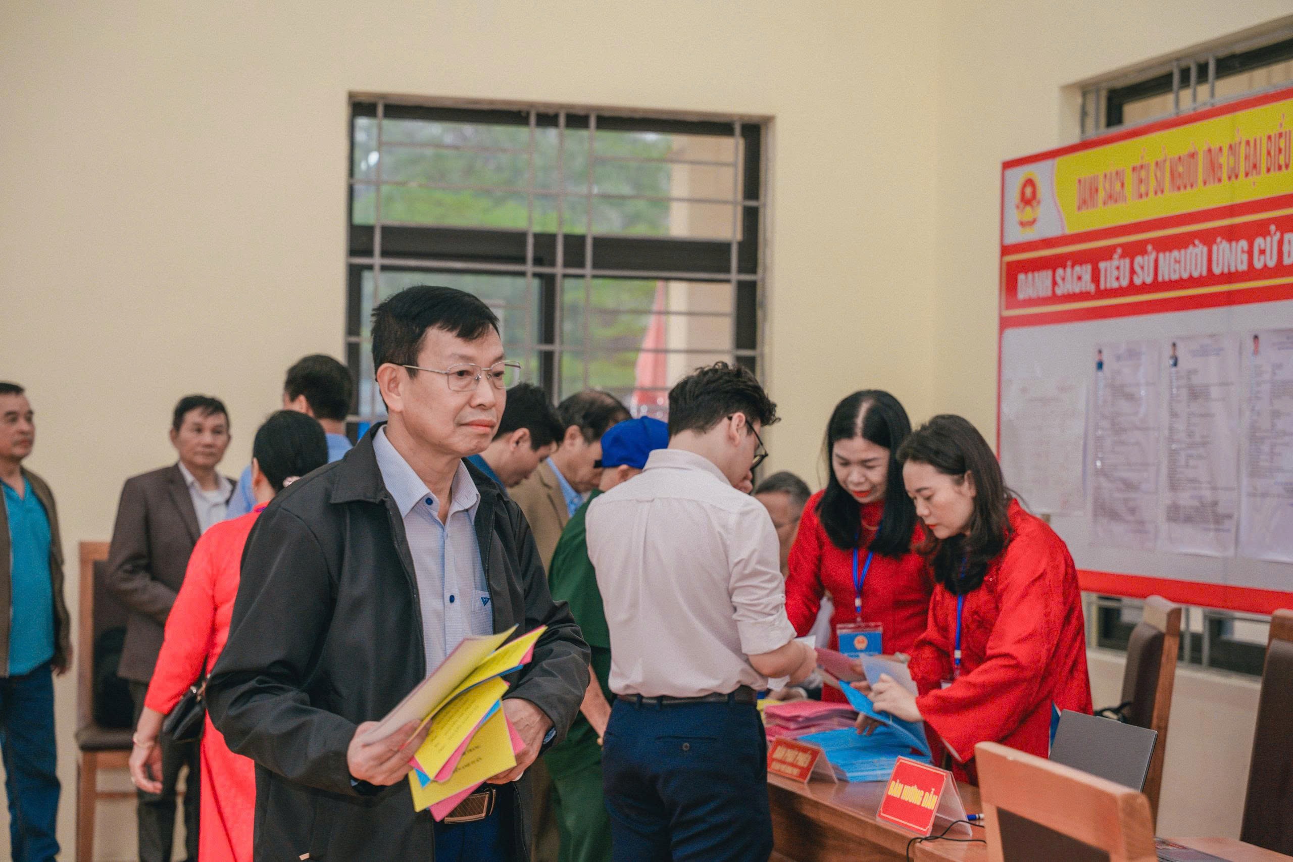 Cử tri cả nước thực hiện quyền dân chủ trong công tác bầu cử