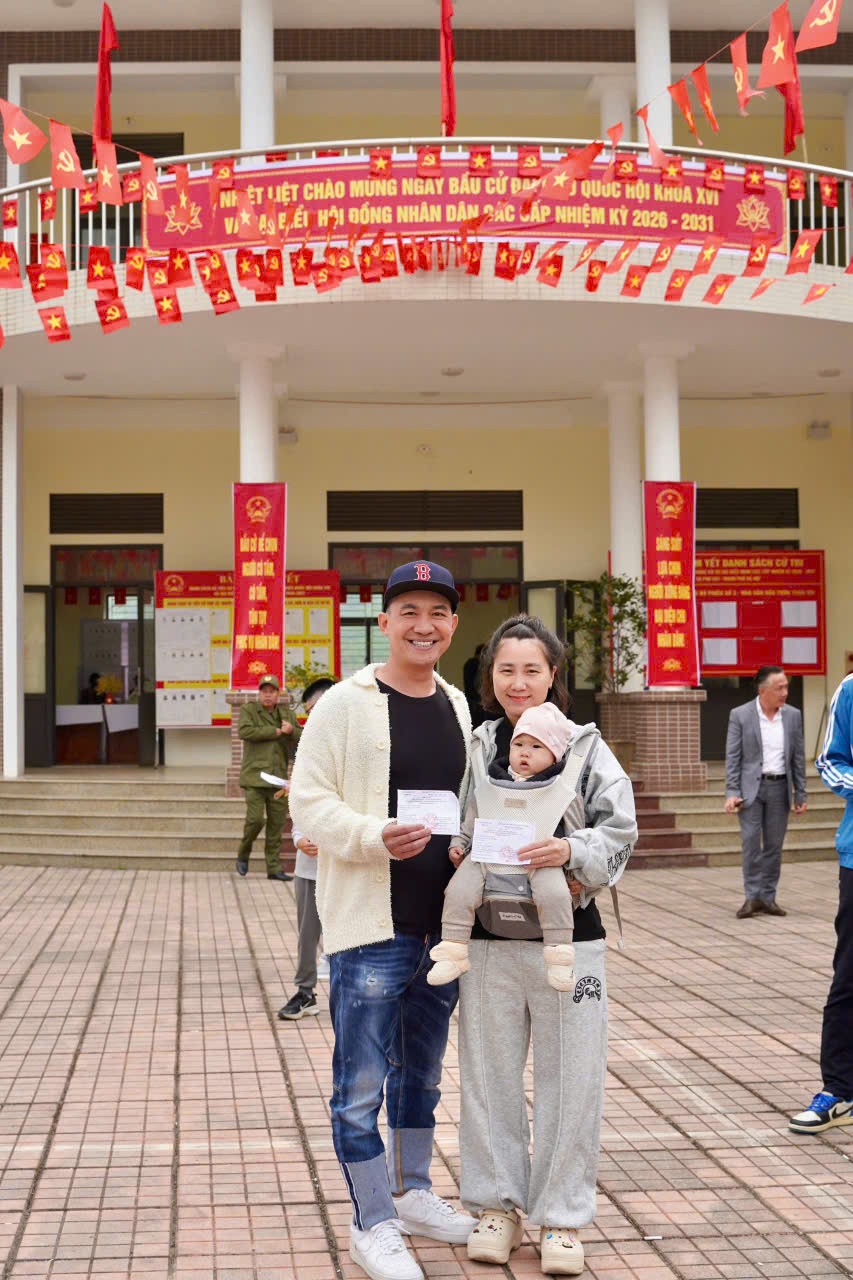 Tay trong tay đi bầu cử – Khoảnh khắc ấm áp của