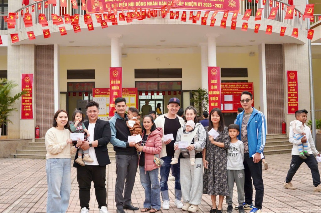 Tay trong tay đi bầu cử – Khoảnh khắc ấm áp của