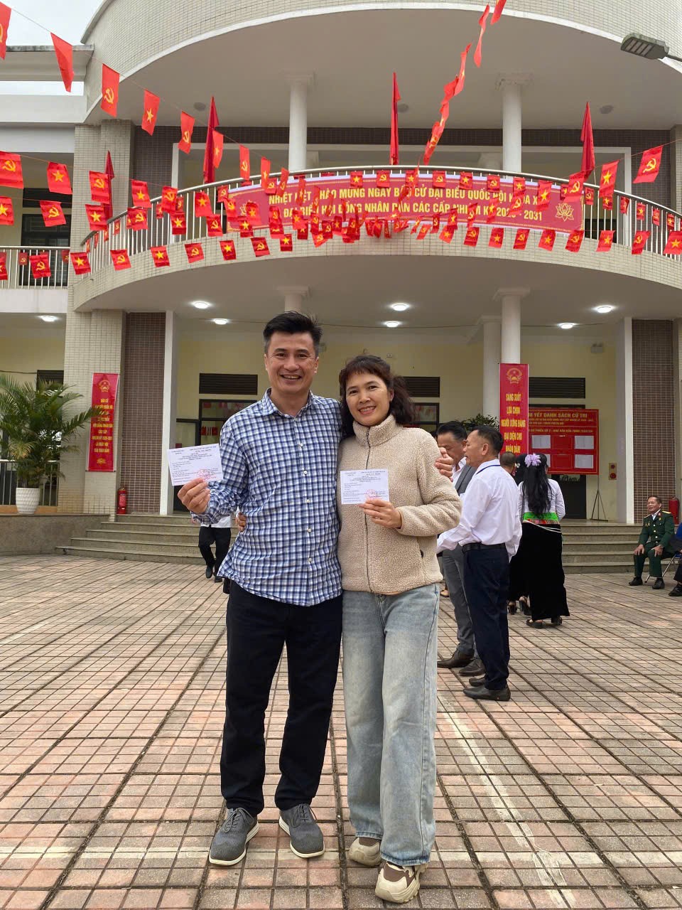 Tay trong tay đi bầu cử – Khoảnh khắc ấm áp của