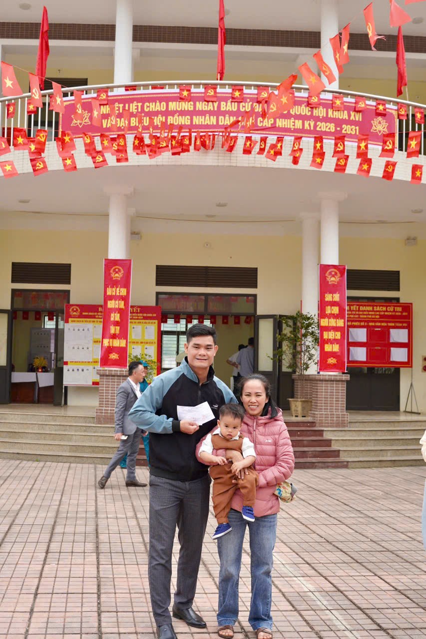 Tay trong tay đi bầu cử – Khoảnh khắc ấm áp của