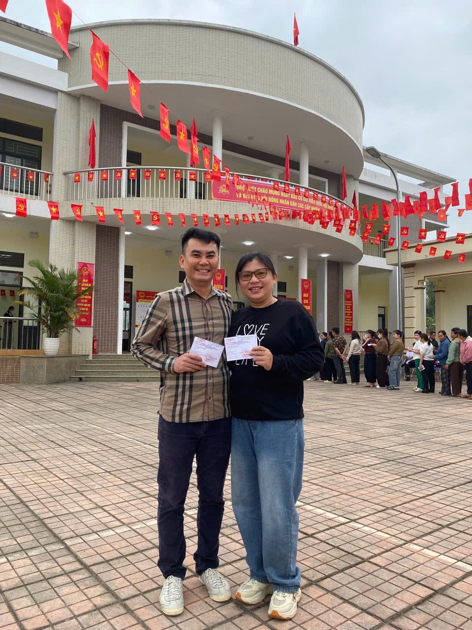 Một số hình ảnh của các gia đình cùng nhau đi bỏ phiếu được phóng viên ghi lại trong sáng ngày 15/3 Một số hình ảnh của các gia đình cùng nhau đi bỏ phiếu được phóng viên ghi lại trong sáng ngày 15/3