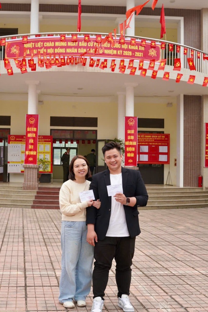 Một số hình ảnh của các gia đình cùng nhau đi bỏ phiếu được phóng viên ghi lại trong sáng ngày 15/3 Một số hình ảnh của các gia đình cùng nhau đi bỏ phiếu được phóng viên ghi lại trong sáng ngày 15/3