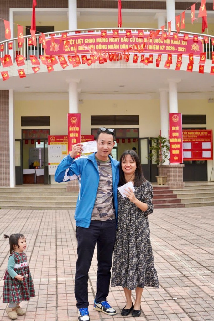 Một số hình ảnh của các gia đình cùng nhau đi bỏ phiếu được phóng viên ghi lại trong sáng ngày 15/3 Một số hình ảnh của các gia đình cùng nhau đi bỏ phiếu được phóng viên ghi lại trong sáng ngày 15/3