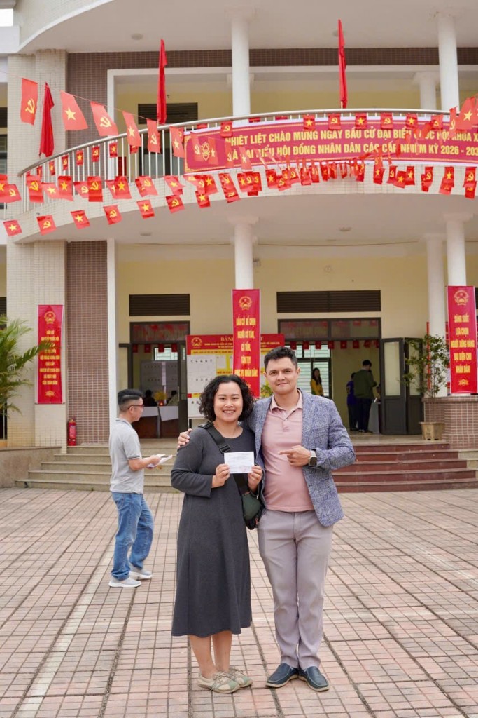 Một số hình ảnh của các gia đình cùng nhau đi bỏ phiếu được phóng viên ghi lại trong sáng ngày 15/3 Một số hình ảnh của các gia đình cùng nhau đi bỏ phiếu được phóng viên ghi lại trong sáng ngày 15/3