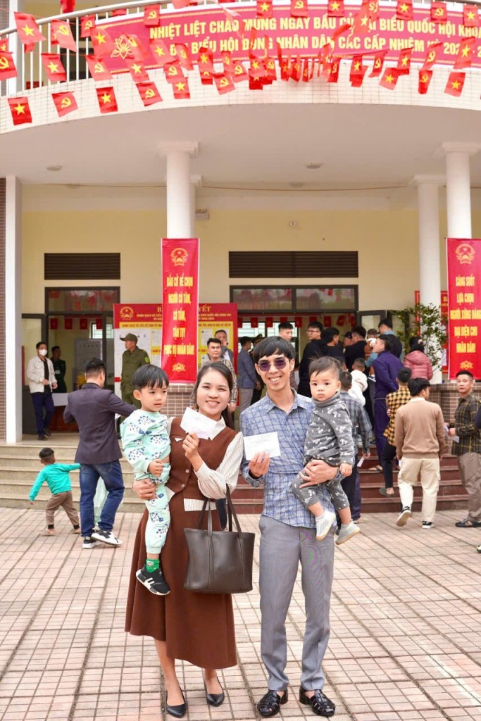 Một số hình ảnh của các gia đình cùng nhau đi bỏ phiếu được phóng viên ghi lại trong sáng ngày 15/3 Một số hình ảnh của các gia đình cùng nhau đi bỏ phiếu được phóng viên ghi lại trong sáng ngày 15/3