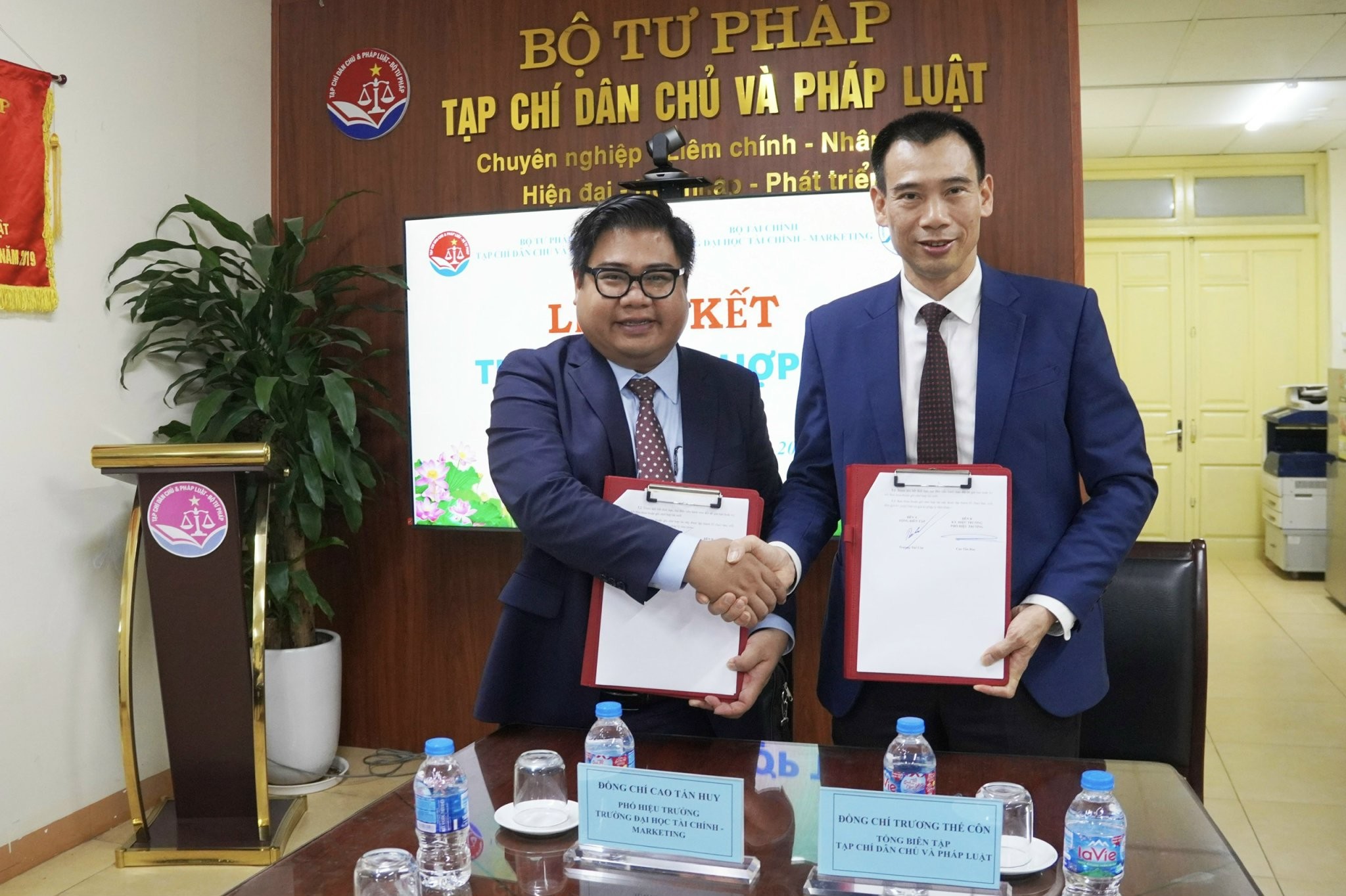 Xây dựng mối quan hệ hợp tác phát triển bền vững giữa Tạp chí Dân chủ và Pháp luật và Trường Đại học Tài chính - Marketing