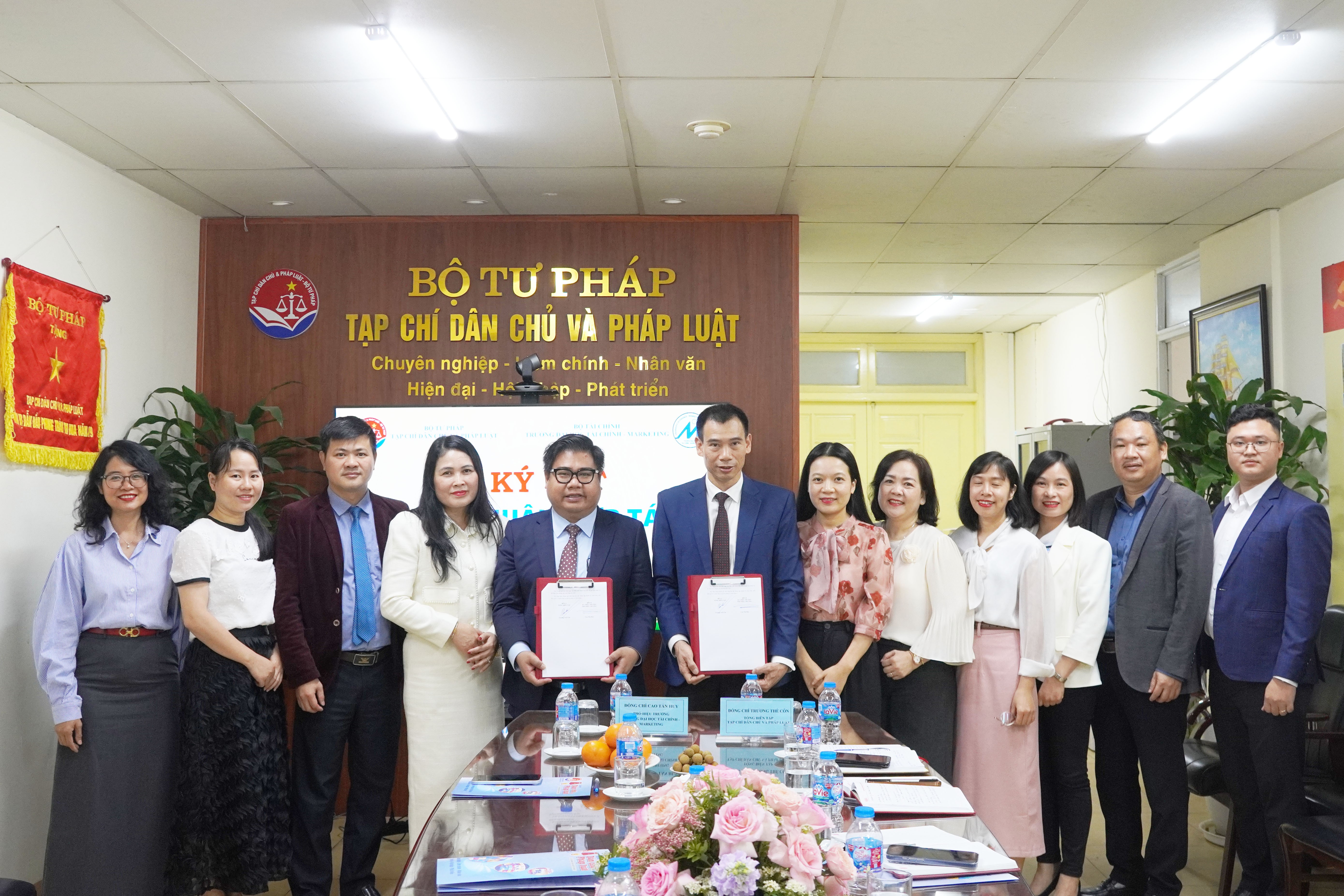 Xây dựng mối quan hệ hợp tác phát triển bền vững giữa Tạp chí Dân chủ và Pháp luật và Trường Đại học Tài chính - Marketing