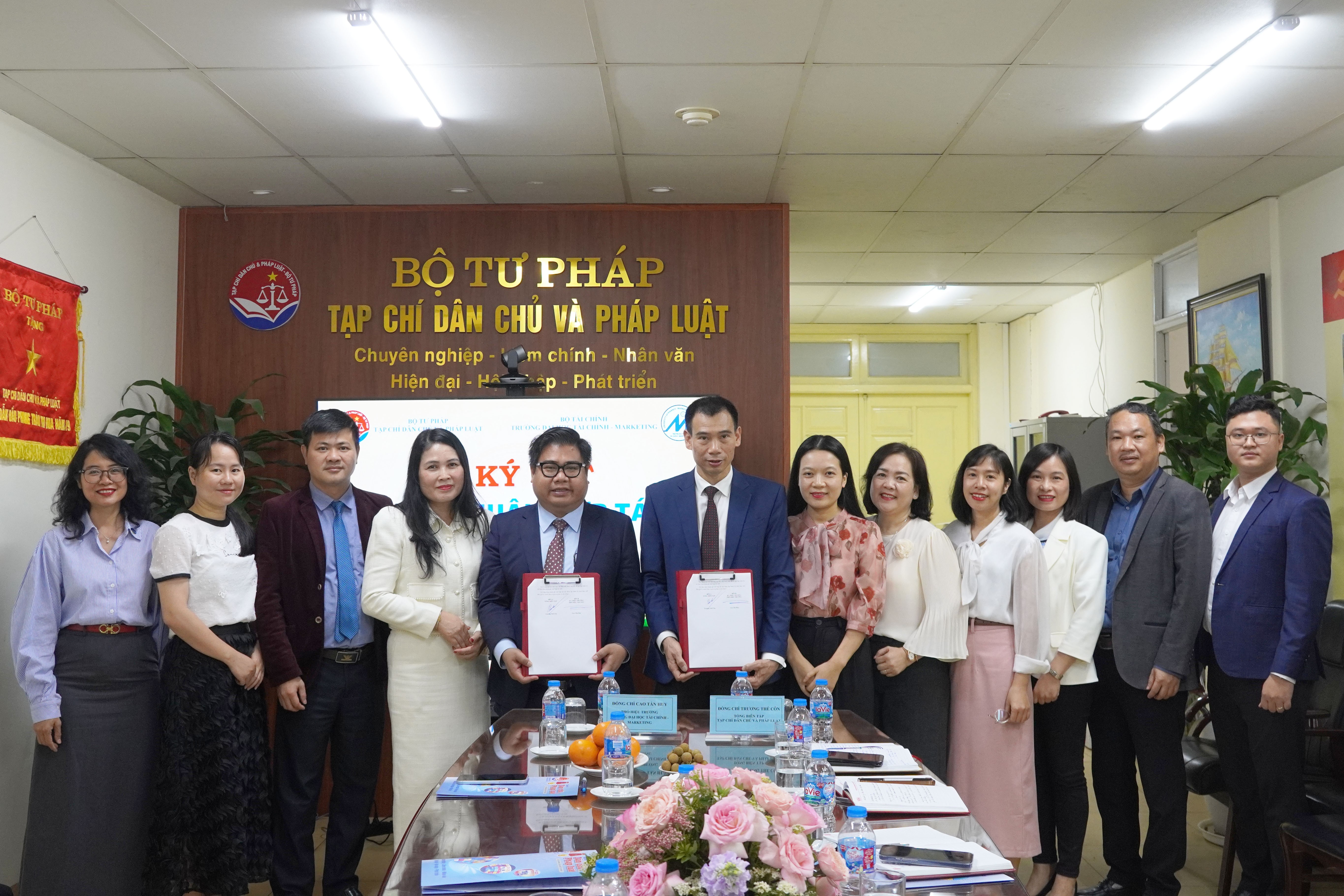 Xây dựng mối quan hệ hợp tác phát triển bền vững giữa Tạp chí Dân chủ và Pháp luật và Trường Đại học Tài chính - Marketing