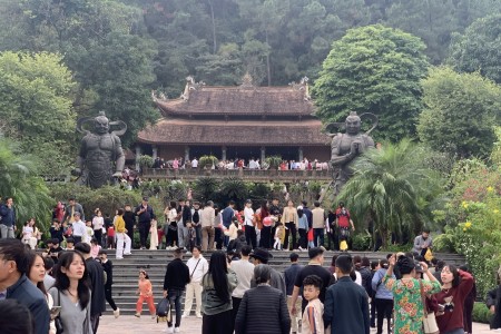 Ưu điểm, hạn chế và một số vấn đề chính cần rà soát, sửa đổi, bổ sung Luật, bảo đảm quyền tự do tín ngưỡng, tôn giáo trong tình hình mới