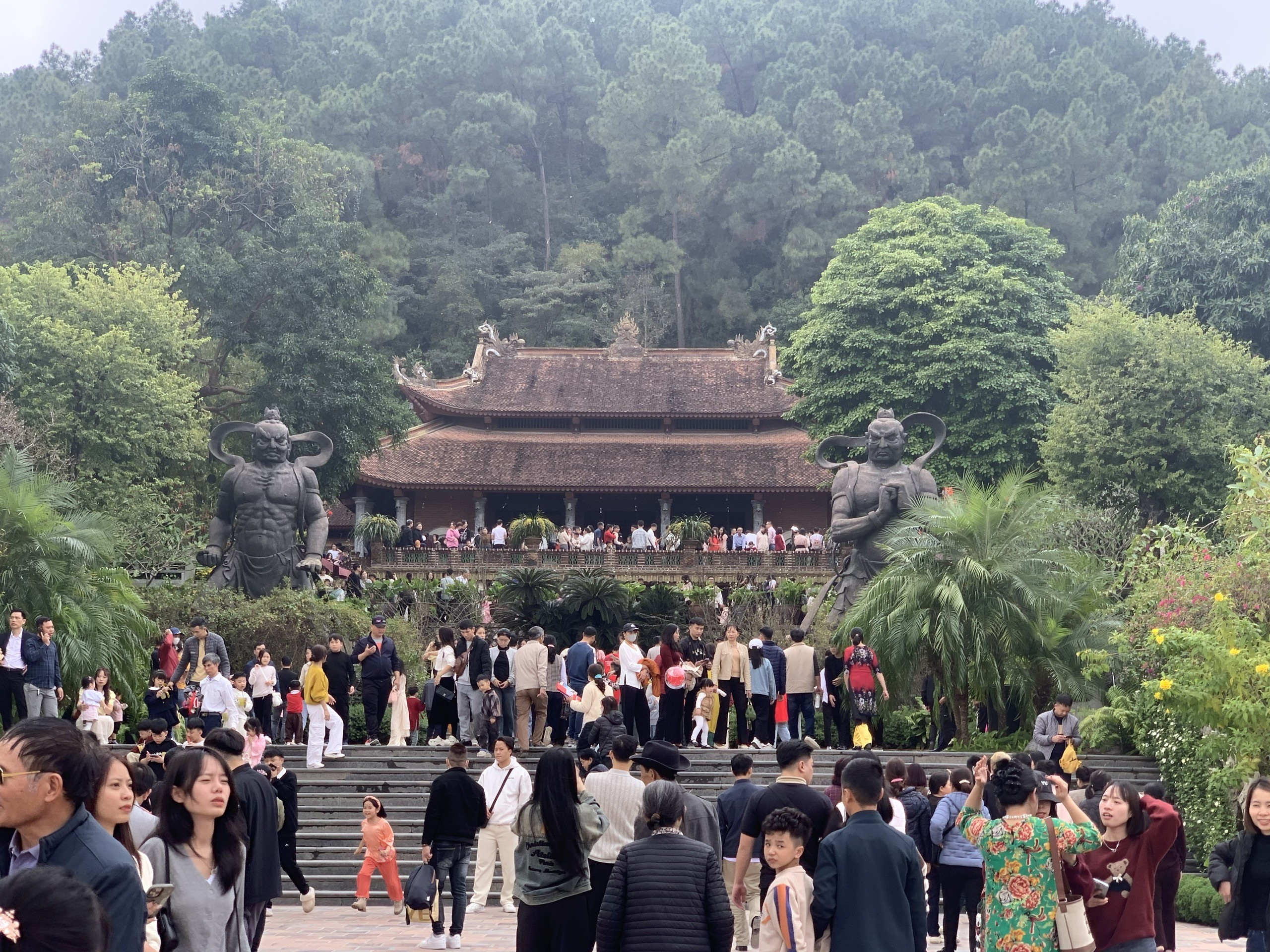 Ưu điểm, hạn chế và một số vấn đề chính cần rà soát, sửa đổi, bổ sung Luật, bảo đảm quyền tự do tín ngưỡng, tôn giáo trong tình hình mới