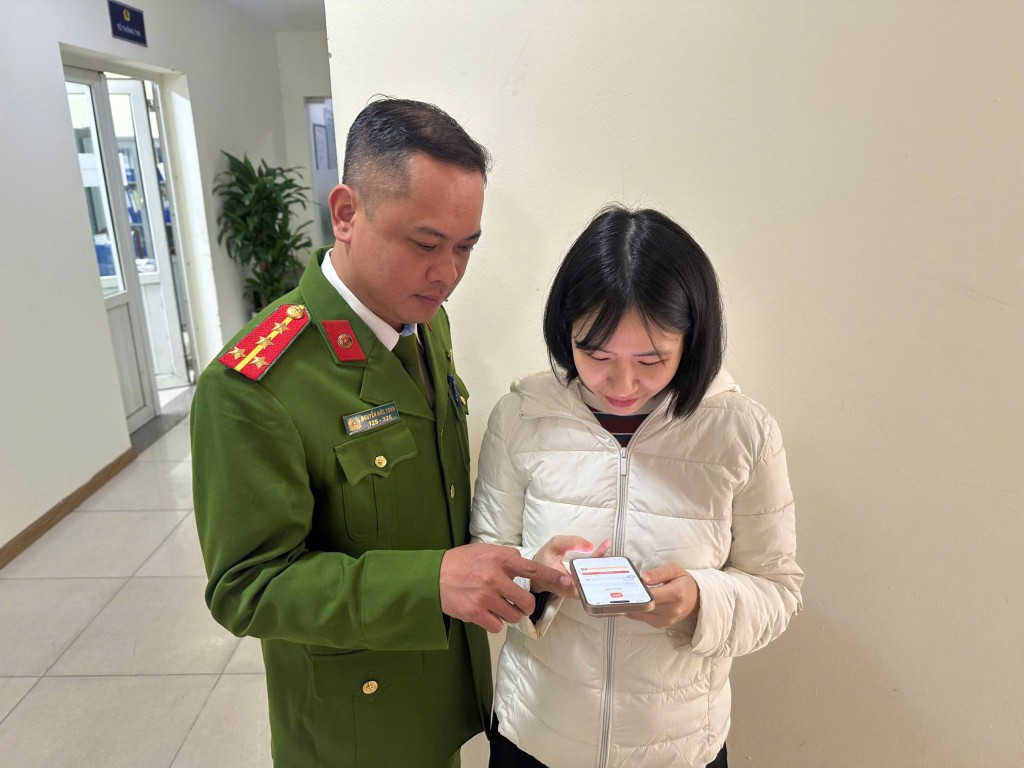 Tăng cường tuyên truyền cài đặt và sử dụng ứng dụng “Báo cháy 114” thông qua quét mã QR trên địa bàn phường Cầu Giấy và phường Yên Hòa