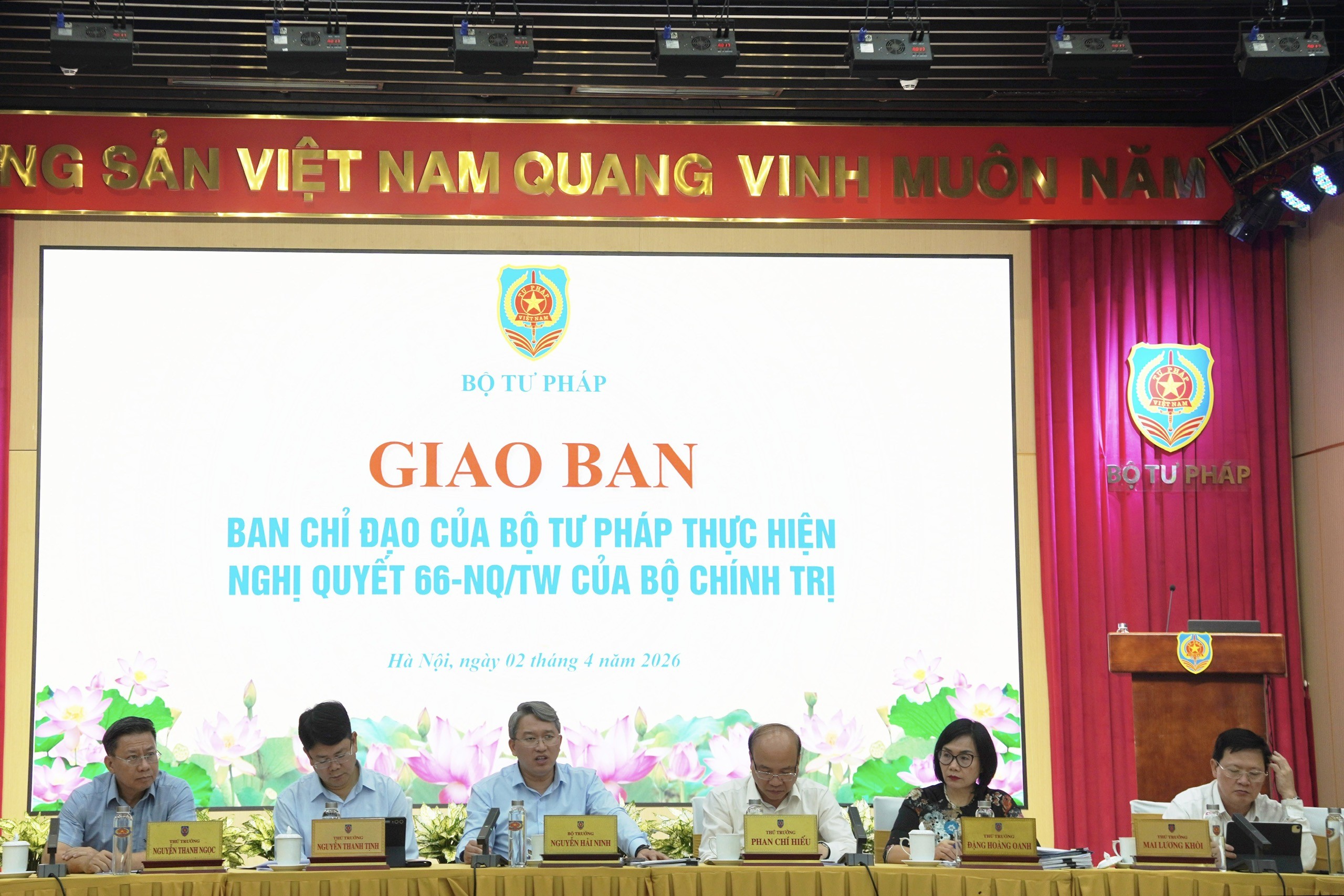 Báo cáo kịp thời các vấn đề phát sinh trong thực tiễn xây dựng và thi hành pháp luật