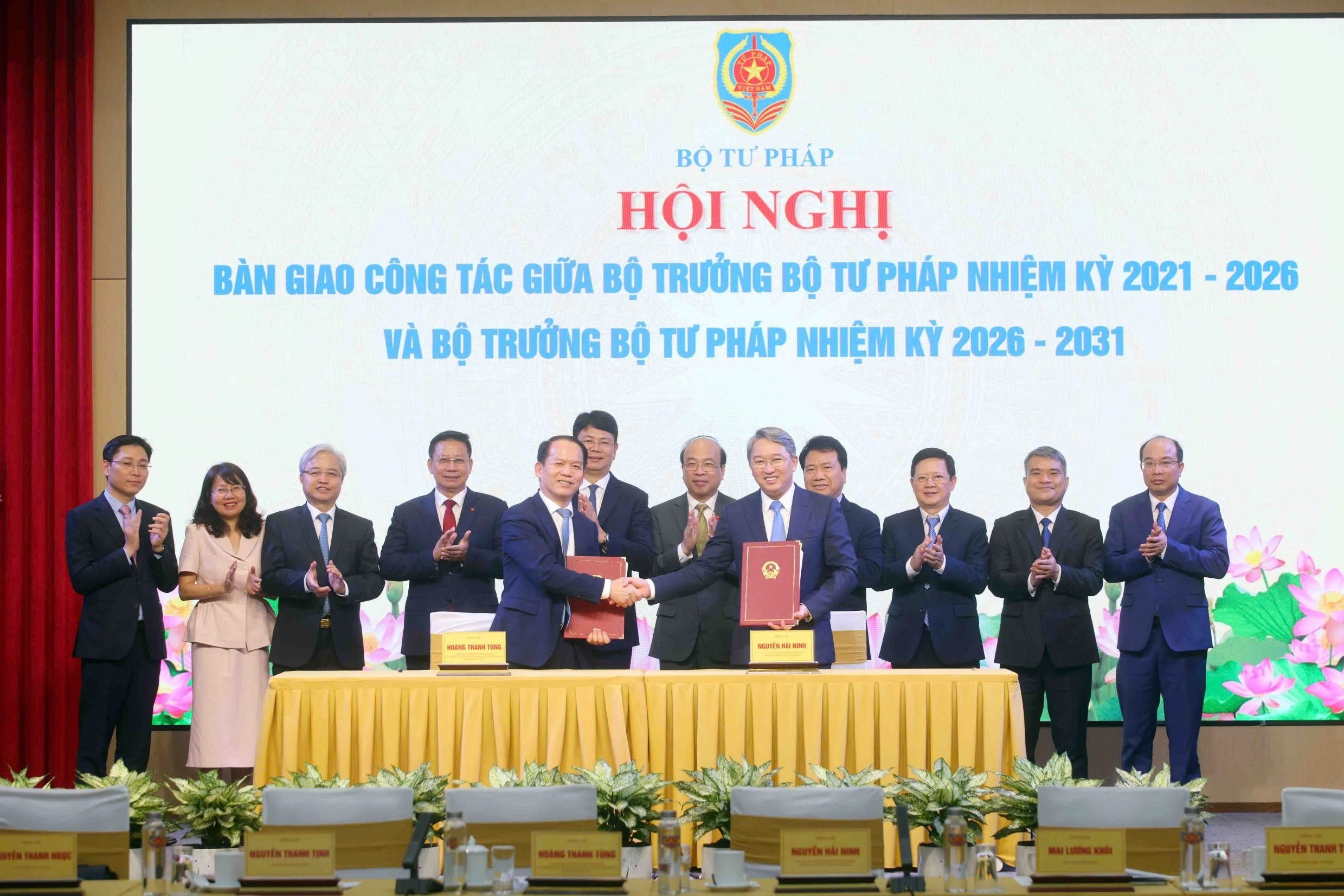 Bàn giao công tác giữa Bộ trưởng Bộ Tư pháp nhiệm kỳ 2021 - 2026 và Bộ trưởng Bộ Tư pháp nhiệm kỳ 2026 - 2031