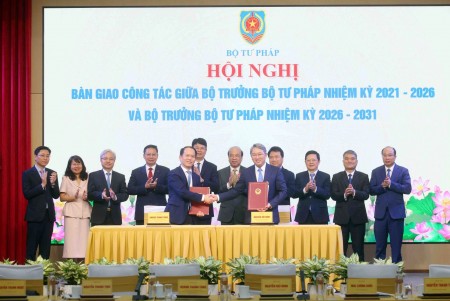 Bàn giao công tác giữa Bộ trưởng Bộ Tư pháp nhiệm kỳ 2021 - 2026 và Bộ trưởng Bộ Tư pháp nhiệm kỳ 2026 - 2031