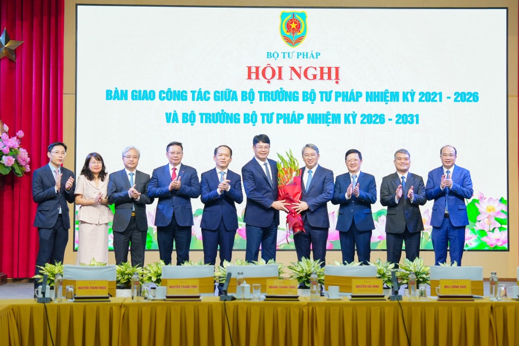 Bàn giao công tác giữa Bộ trưởng Bộ Tư pháp nhiệm kỳ 2021 - 2026 và Bộ trưởng Bộ Tư pháp nhiệm kỳ 2026 - 2031