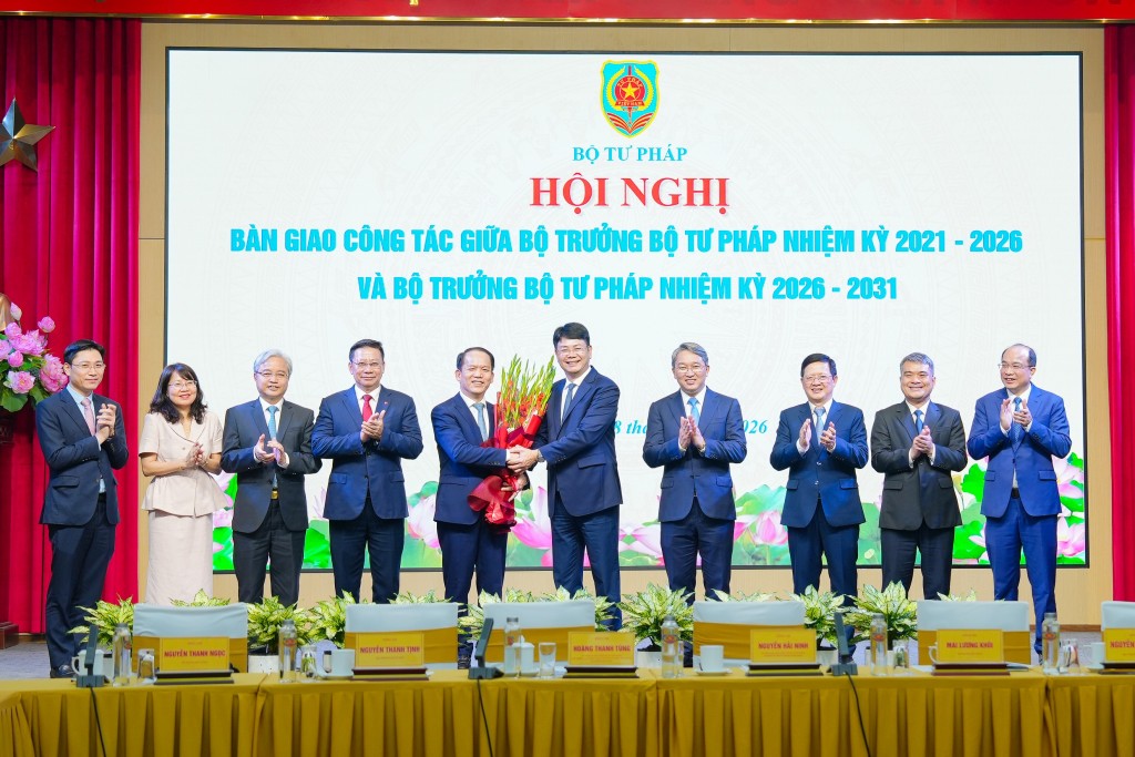 Bàn giao công tác giữa Bộ trưởng Bộ Tư pháp nhiệm kỳ 2021 - 2026 và Bộ trưởng Bộ Tư pháp nhiệm kỳ 2026 - 2031