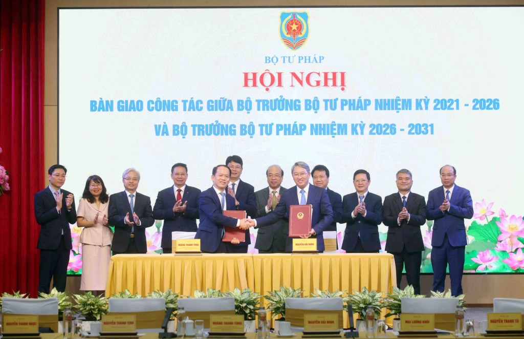 Bàn giao công tác giữa Bộ trưởng Bộ Tư pháp nhiệm kỳ 2021 - 2026 và Bộ trưởng Bộ Tư pháp nhiệm kỳ 2026 - 2031