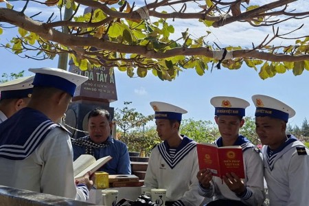Đoàn Công tác của Bộ Tư pháp - Khẳng định tinh thần Hiến pháp giữa biển đảo thiêng liêng của Tổ quốc