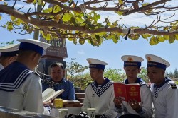Đoàn Công tác của Bộ Tư pháp - Khẳng định tinh thần Hiến pháp giữa biển đảo thiêng liêng của Tổ quốc