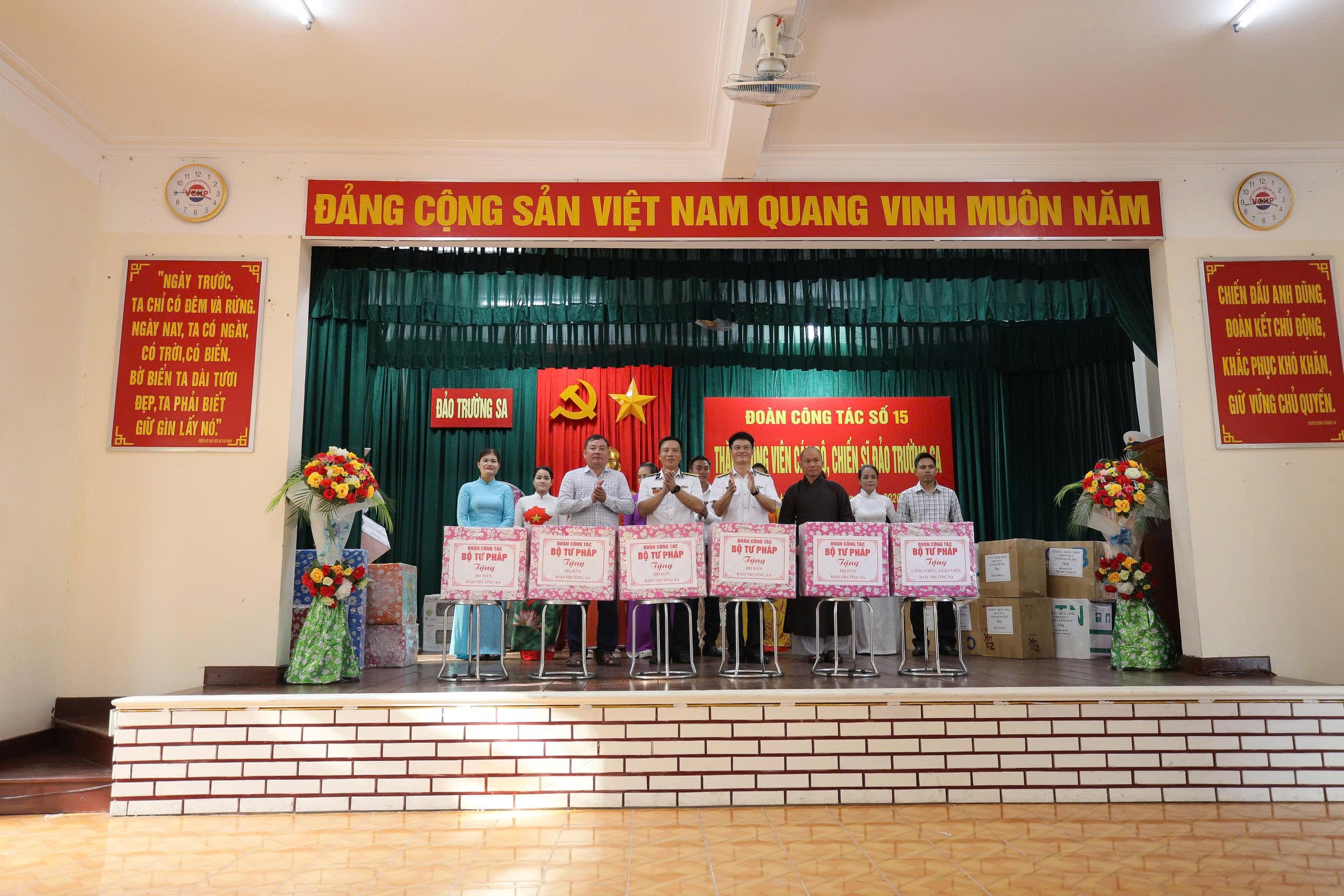 Đoàn Công tác của Bộ Tư pháp - Khẳng định tinh thần Hiến pháp giữa biển đảo thiêng liêng của Tổ quốc