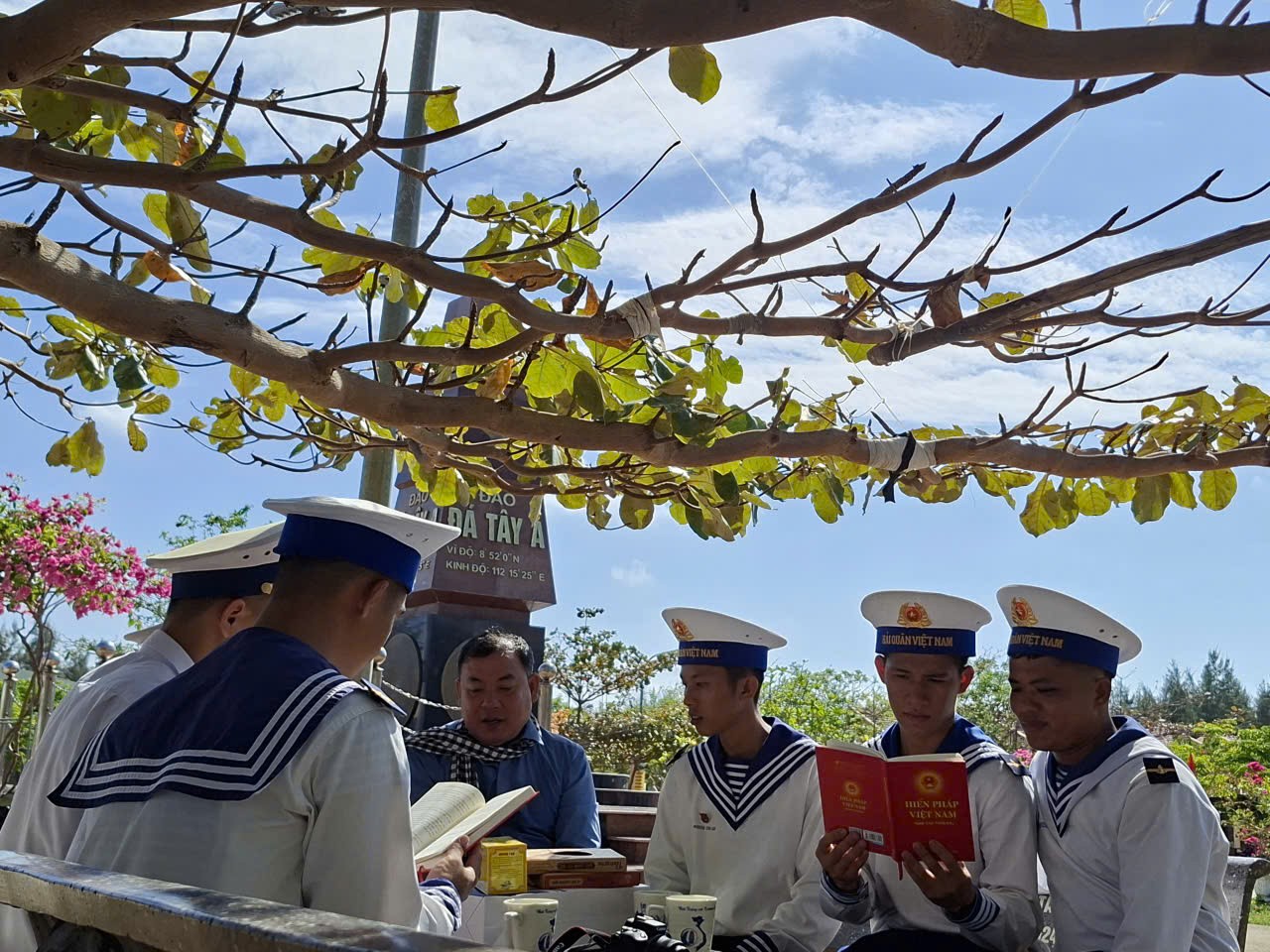 Đoàn Công tác của Bộ Tư pháp - Khẳng định tinh thần Hiến pháp giữa biển đảo thiêng liêng của Tổ quốc