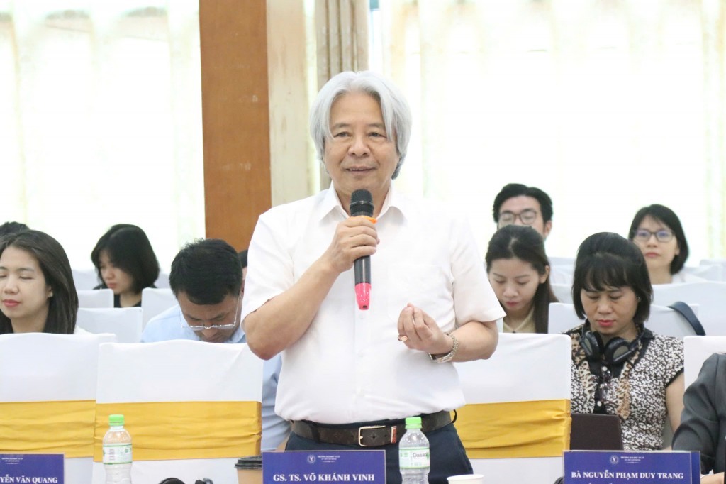 GS.TS. Võ Khánh Vinh, nguyên Phó Chủ tịch Viện Khoa học Xã hội Việt Nam phát biểu trong hội thảo