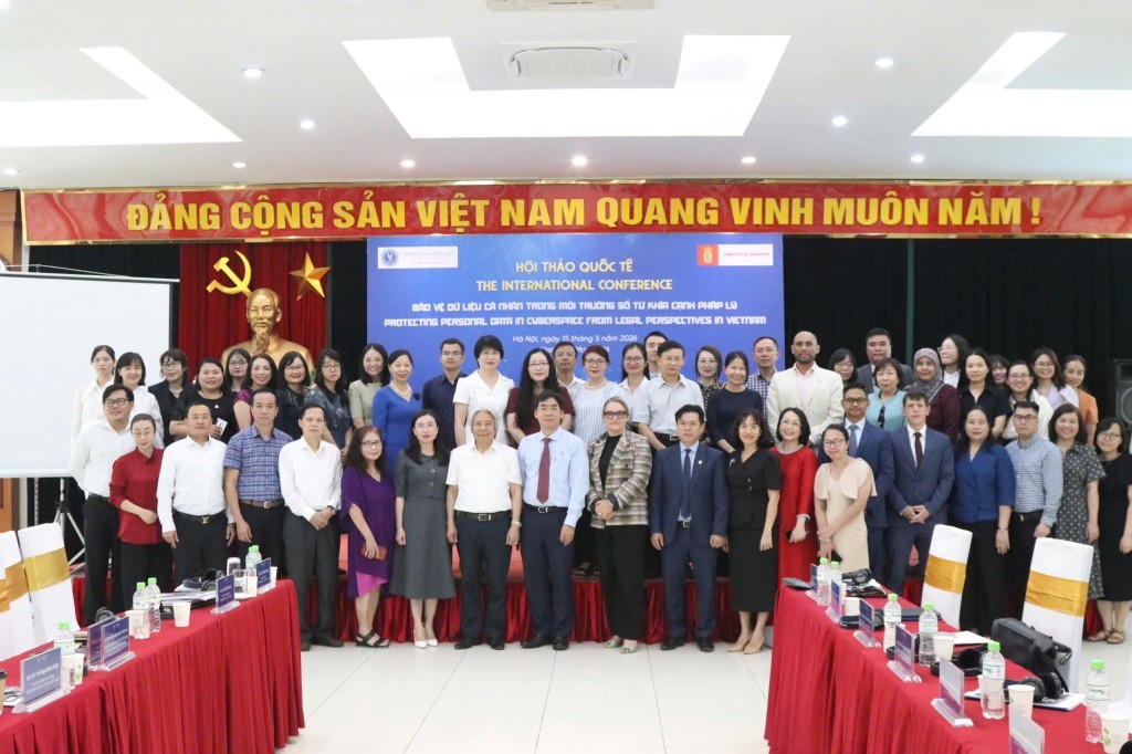Các đại biểu chụp ảnh lưu niệm tại hội thảo