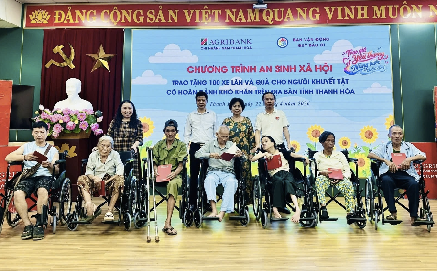 Lãnh đạo Agribank Nam Thanh Hóa và bà Bà Trương Tuyết Nhung - Trưởng Ban vận động Quỹ Bầu ơi trao biểu trưng tặng xe lăn và quà người khuyết tật có hoàn cảnh khó khăn.
